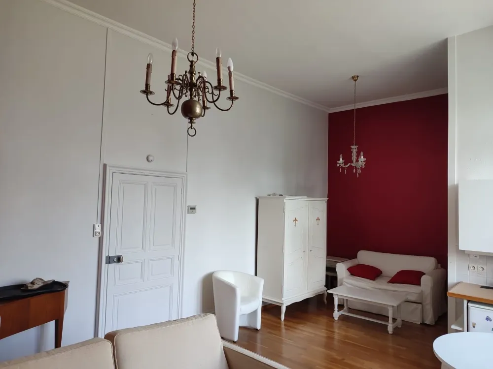 Application de peinture au rouleau sur un mur intérieur