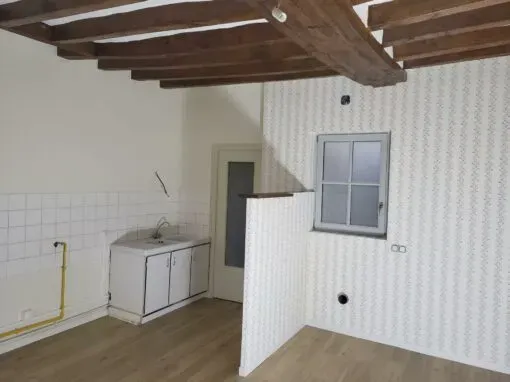 Peintre professionnel réalisant des travaux de peinture intérieure