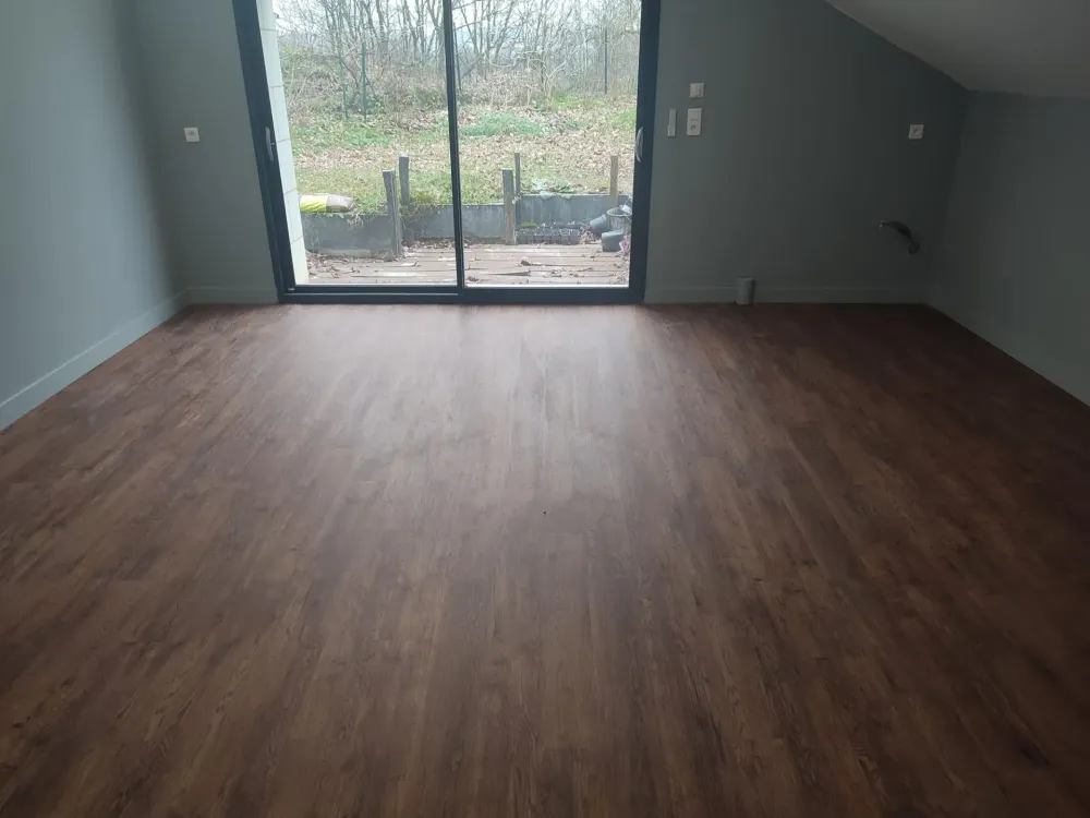 Préparation d’un mur avant travaux de peinture